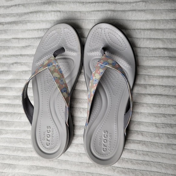 Crocs Women's Dual Comfort Floral Print Flip Flop Sandals Gray Size W7 - Picture 1 of 7